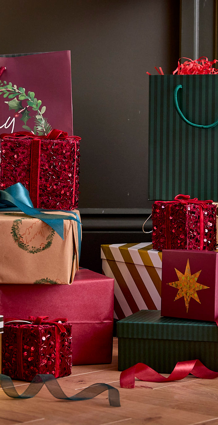 Gift Wrap & Tags – Poundland