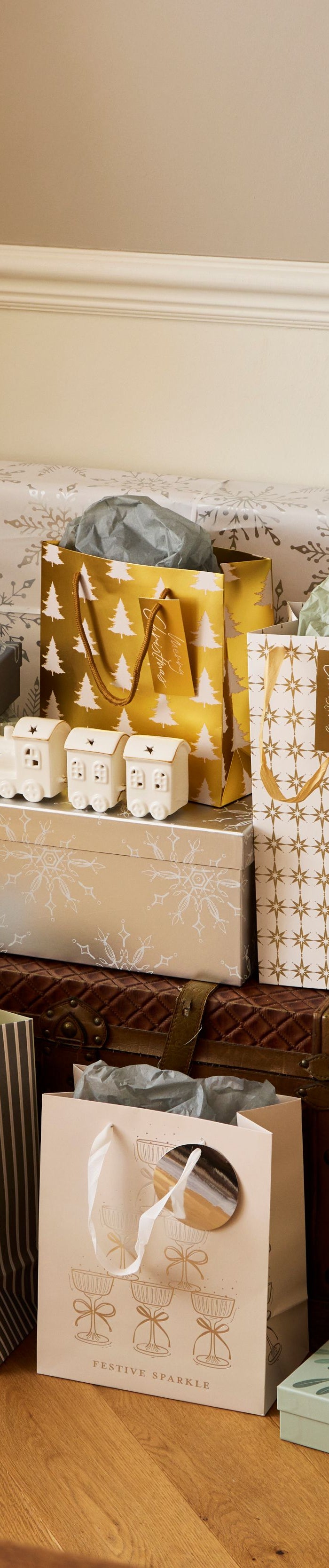 Gift Wrap & Tags – Poundland